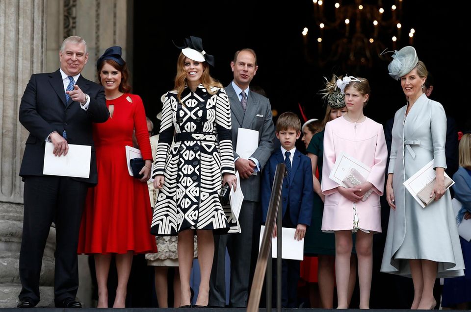 10. Juni 2016 Zum nationalen Dankgottesdienst versammeln sich die Windsors in großer Zahl, um einerseits den 80. Geburtstag der Queen zu feiern, andererseits den 95. von Prinz Philip. Auf den Stufen von St. Paul's Cathedral sind (links) Prinz Andrew und seine Töchter Beatrice und Eugenie, Gräfin Sophie von Wessex und Prinz Edward mit den beiden Queen-Enkelkindern James und Louise. 10. Juni 2016 Zum nationalen Dankgottesdienst versammeln sich die Windsors in großer Zahl, um einerseits den 80. Geburtstag der Queen zu feiern, andererseits den 95. von Prinz Philip. Auf den Stufen von St. Paul's Cathedral sind (links) Prinz Andrew und seine Töchter Beatrice und Eugenie, Gräfin Sophie von Wessex und Prinz Edward mit den beiden Queen-Enkelkindern James und Louise.