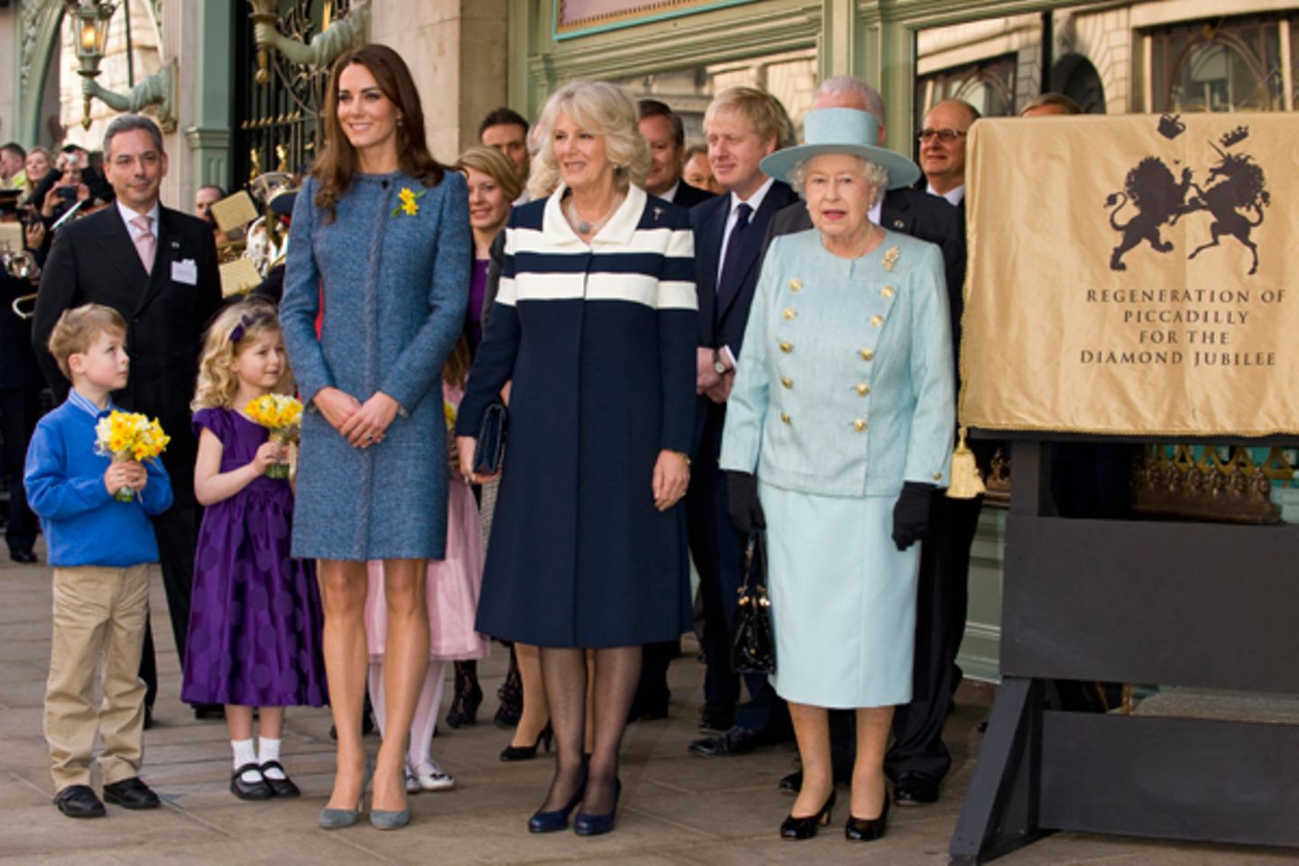 1. März 2012: Zwei Herzoginnen und eine Königin: Catherine, Camilla und Queen Elizabeth besuchen in London das Edel-Kaufhaus "Fo