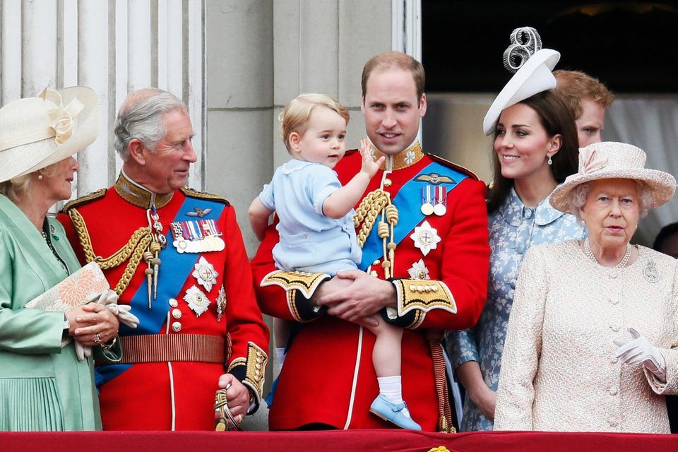 Royal Baby Nr. 3: 13. Juni 2015 Doch dann winkt Prinz George auf dem Balkon schon wie ein Großer nach unten. Er ist zum ersten Mal bei der "Trooping the Color"-Parade mit dabei. 13. Juni 2015 Doch dann winkt Prinz George auf dem Balkon schon wie ein Großer nach unten. Er ist zum ersten Mal bei der "Trooping the Color"-Parade mit dabei.