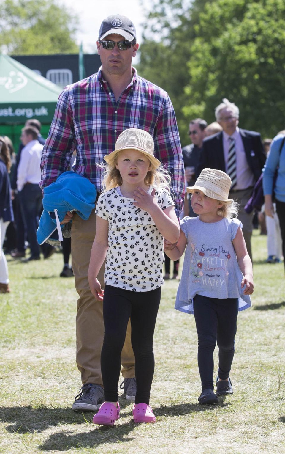 15. Mai 2016 Peter Phillips schlendert mit seinen beiden Töchtern Savannah und Isla über die "Royal Windsor Horse Show". 15. Mai 2016 Peter Phillips schlendert mit seinen beiden Töchtern Savannah und Isla über die "Royal Windsor Horse Show".