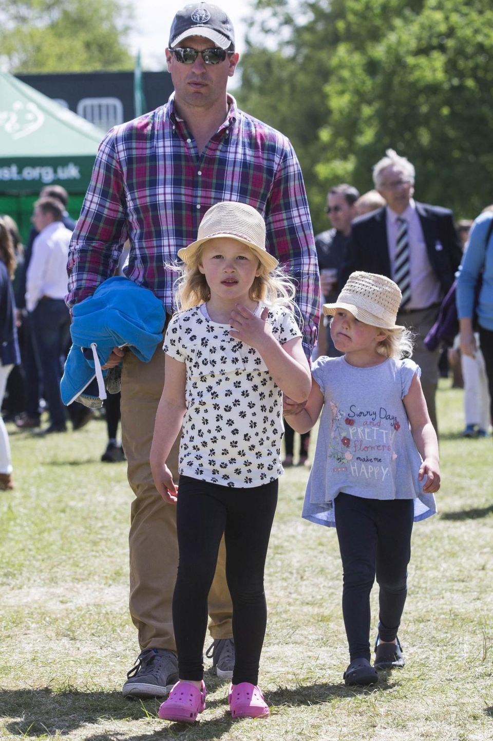 15. Mai 2016  Peter Phillips schlendert mit seinen beiden Töchtern Savannah und Isla über die "Royal Windsor Horse Show".