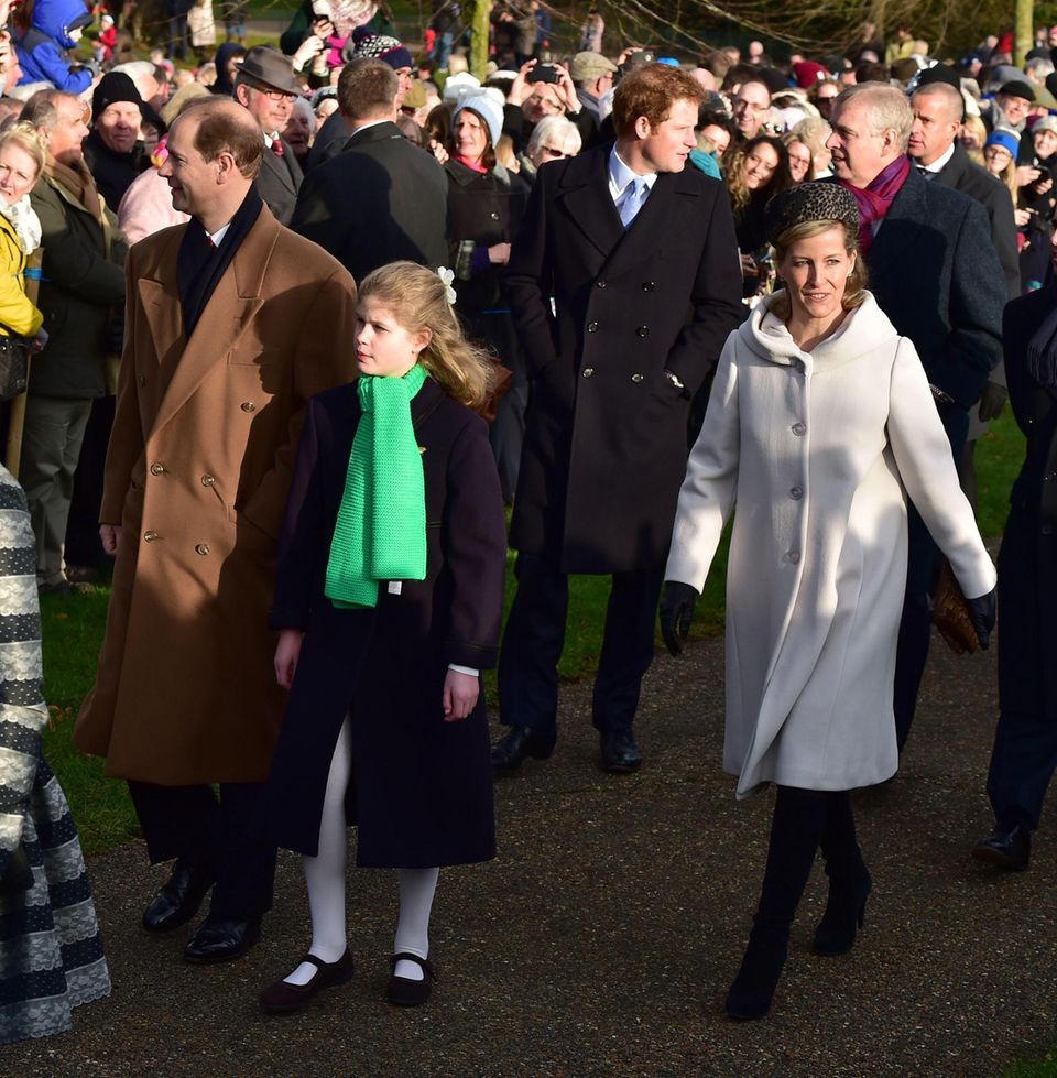 25. Dezember 2014 Auch Prinz Edward und seine Tochter Louise und seine Frau Sophie kommen zum Gottesdienst. 25. Dezember 2014 Auch Prinz Edward und seine Tochter Louise und seine Frau Sophie kommen zum Gottesdienst.