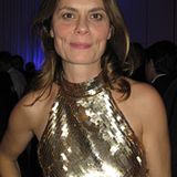 Sarah Wiener wirft sich in Pose und sieht in ihrem goldenen Pailettenkleid wirklich bezaubernd aus.