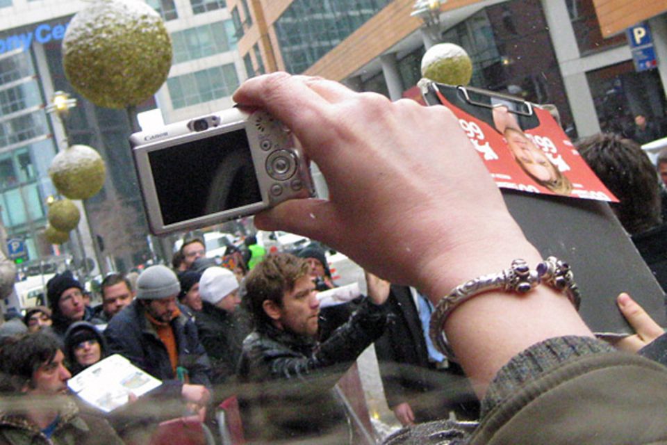 Auch im Getümmel verliert Ewan McGregor nicht den Überblick und nimmt sich Zeit für die Autogrammwünsche seiner Fans. Auch im Getümmel verliert Ewan McGregor nicht den Überblick und nimmt sich Zeit für die Autogrammwünsche seiner Fans.
