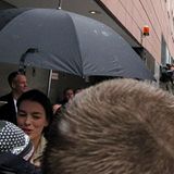 Auch Olivia Williams beantwortet Autogrammanfragen vor der Pressekonferenz zu "Der Ghostwriter".