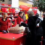 Die Damen vom Berlinale-Shop haben schon am Eröffnungstag gut zu tun.