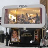 Im mobilen L'Oréal-Studio am Potsdamer Platz können sich Festivalbesucher kostenlos schminken lassen.