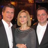 Gala-Verlagsleiter Nils Oberschelp genießt den Abend mit Studio-Hamburg-Geschäftsführer Goetz Hoefer und dessen Frau Alexandra.