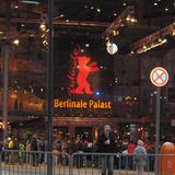 Vor dem Berlinale-Palast haben sich zweieinhalb Stunden vor der "Shutter Island"-Premiere schon etliche Fans versammelt.