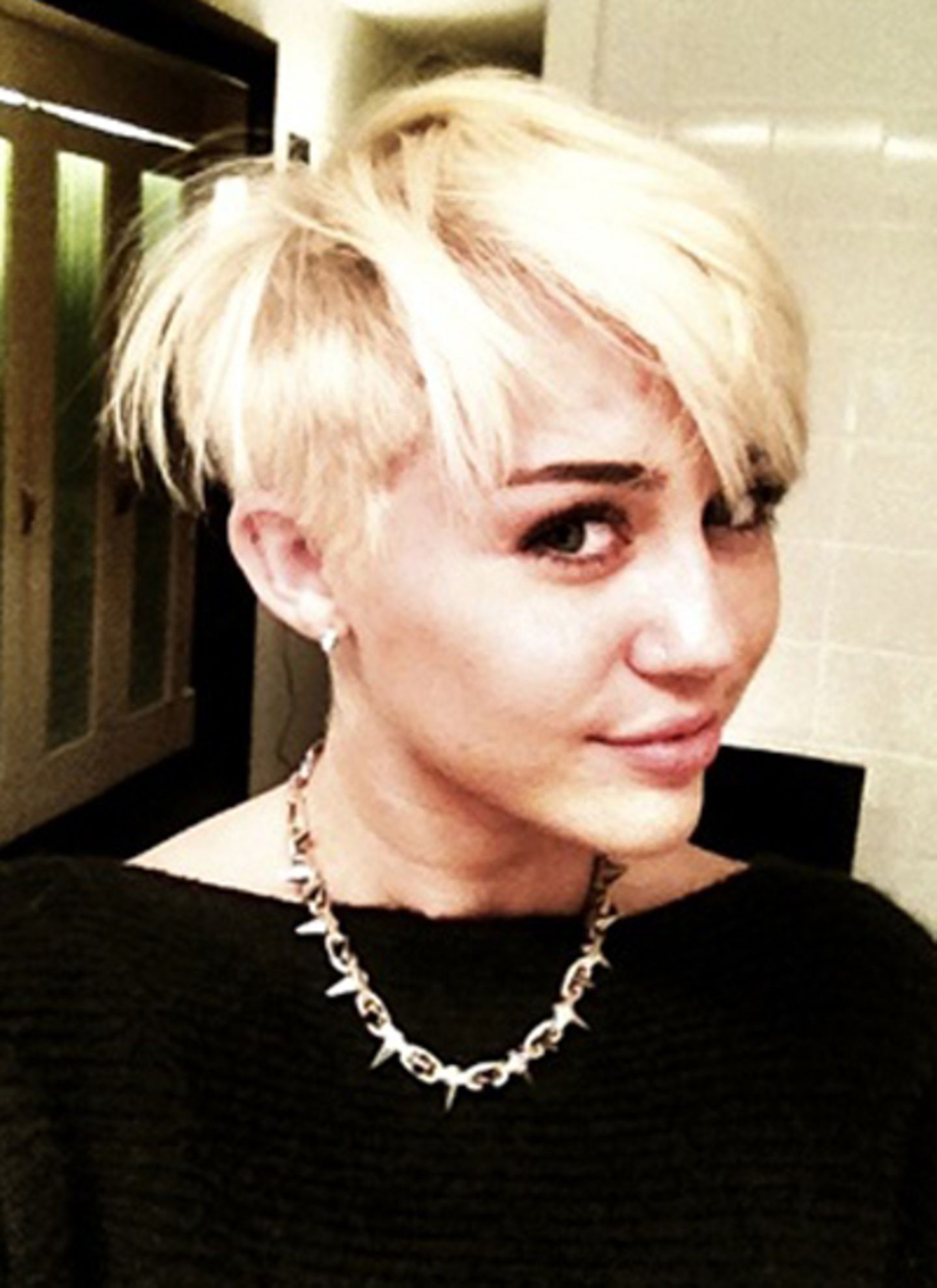 Jetzt folgt auch Miley Cyrus dem Trend: Ihren neuen "Undercut" präsentiert die Sängerin ihren Fans per Twitter und ist ganz glüc