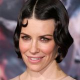 Mit tollem, glänzendem Bob im 20er-Jahre-Look zeigt sich Evangeline Lilly bei der Hollywood-Premiere vom dritten "Hobbit"-Film.
