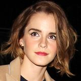 Nach ihrem raspelkurzen Pixie-Cut waren die Haare von "Harry Potter"-Star Emma Watson schon wieder lang gewachsen, aber der neue Bob mit leichten Wellen steht ihr auch hervorragend.