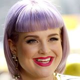 Um ihren Pony optisch in die Breite zu ziehen und eine klare Linie in ihre Frisur zu bringen, trägt Kelly Osbourne ihr Haar an den Seiten raspelkurz.