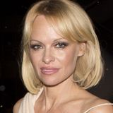 Und tschüss, Extensions! Pamela Andersons neuer Bobschnitt ist nicht nur sehr elegant, sondern lässt ihr Haar auch viel gepflegter wirken als zuvor.