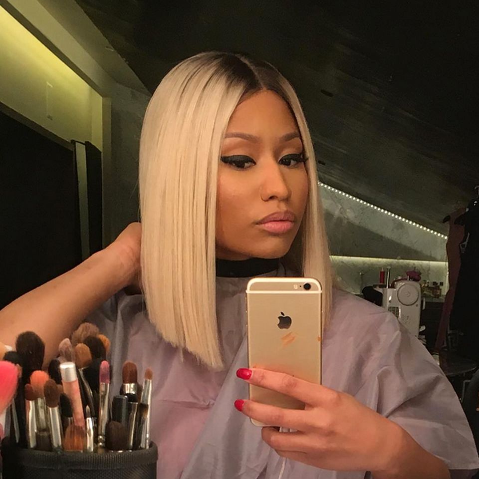 Nicht nur, dass Nicki Minaj von Schwarz auf Blond umgestiegen ist, sie trägt jetzt auch einen trendigen Long-Bob und zeigt diesen natürlich auch gleich ihren Instagram-Fans.