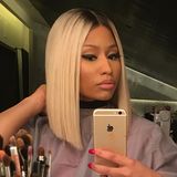 Nicht nur, dass Nicki Minaj von Schwarz auf Blond umgestiegen ist, sie trägt jetzt auch einen trendigen Long-Bob und zeigt diesen natürlich auch gleich ihren Instagram-Fans.
