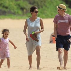27. März 2013  Osterurlaub auf Hawaii: Halle Berry und Olivier Martinez erholen sich mit Tochter Nahla am Strand. Wenige Tage später gibt Halle Berry ihre zweite Schwangerschaft bekannt.