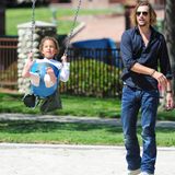 25. April 2013  Gabriel Aubry verbringt den Nachmittag mit Tochter Nahla auf einem Spielplatz in Los Angeles.