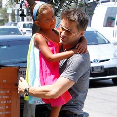 14. August 2013  Bald kommt das Geschwisterchen für Nahla, noch aber ist Olivier Martinez alleine mit ihr unterwegs. Die beiden sind auf dem Weg in ein Restaurant in Los Angeles.