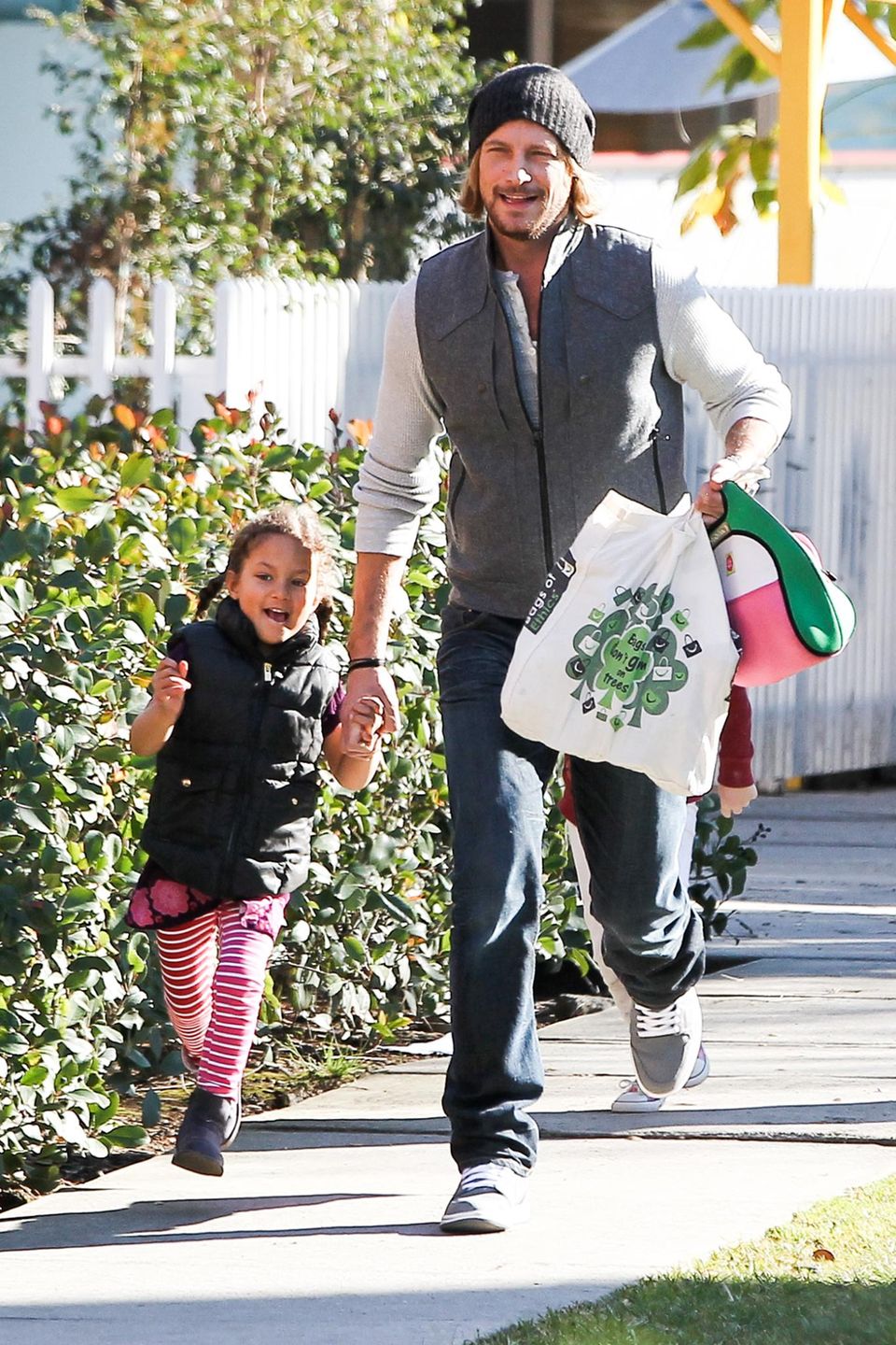 16. Januar 2013: Freudestrahlend holt Gabriel Aubry seine Tochter Nahla von der Schule in Beverly Hills ab.