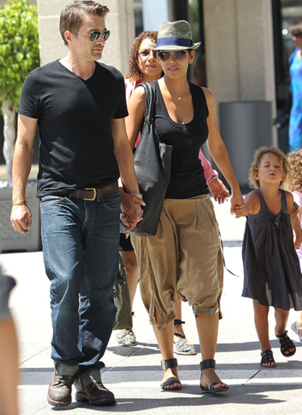 11. August 2012: Unterwegs in Los Angeles: Halle Berry und Olivier Martinez machen gemeinsam mit Nahla einen Ausflug ins "Mark T