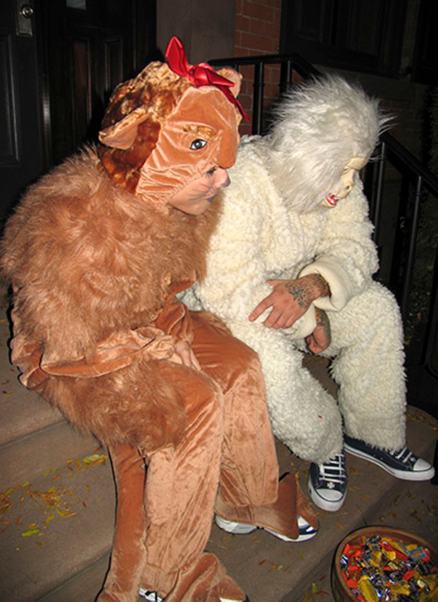 31. Oktober 2001: Sandra und Jesse haben sich auf einer Halloween-Party als Hund und Gorilla verkleidet.