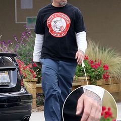 27. April 2010: Zum ersten Mal sieht man Jesse James ohne Ehering das Haus verlassen.