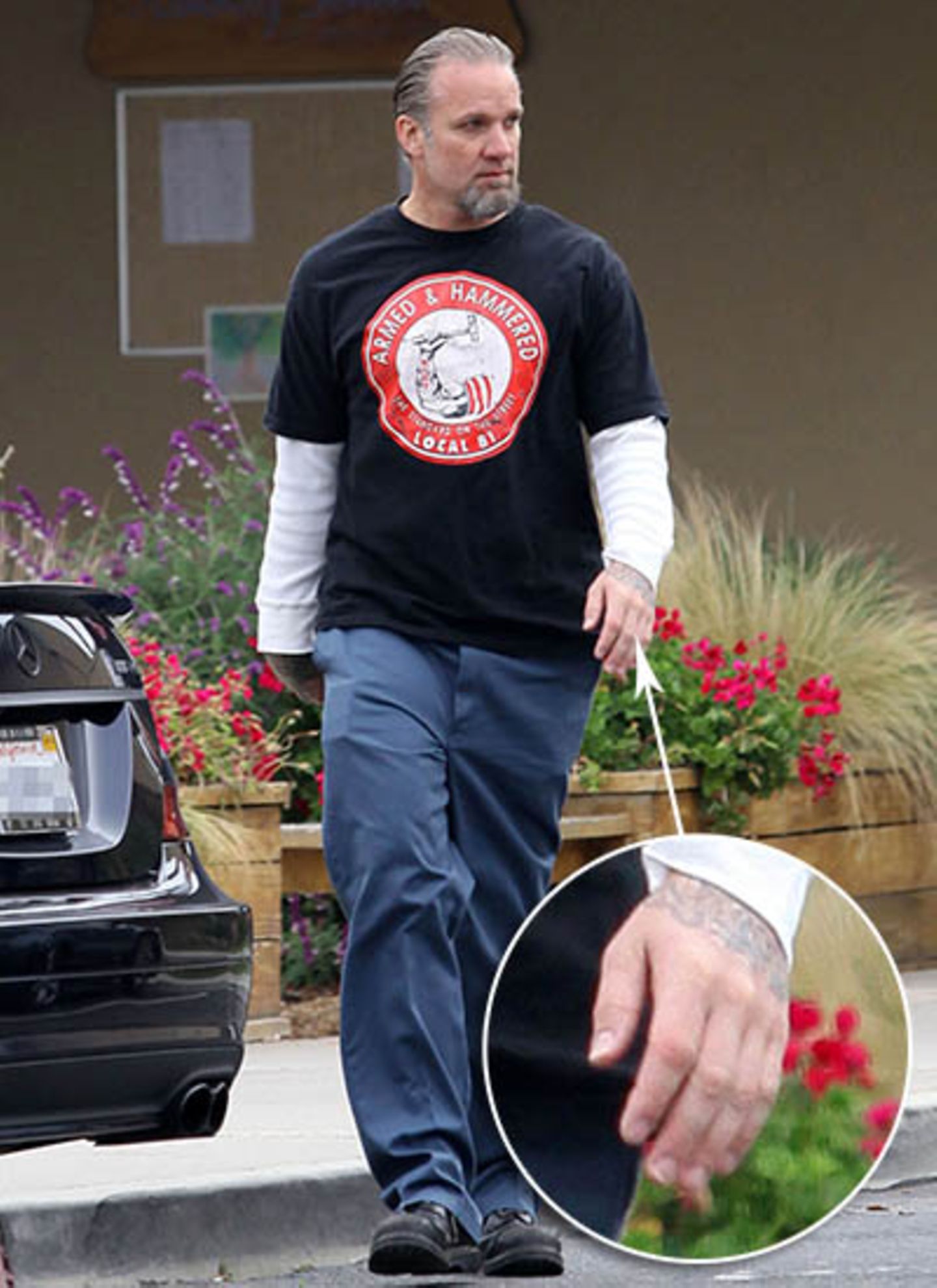 27. April 2010: Zum ersten Mal sieht man Jesse James ohne Ehering das Haus verlassen.