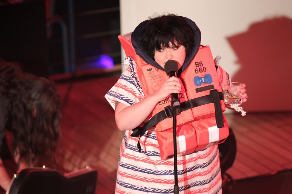Beth Ditto trägt bei ihrem Auftritt eine Schwimmweste. Beth Ditto trägt bei ihrem Auftritt eine Schwimmweste.