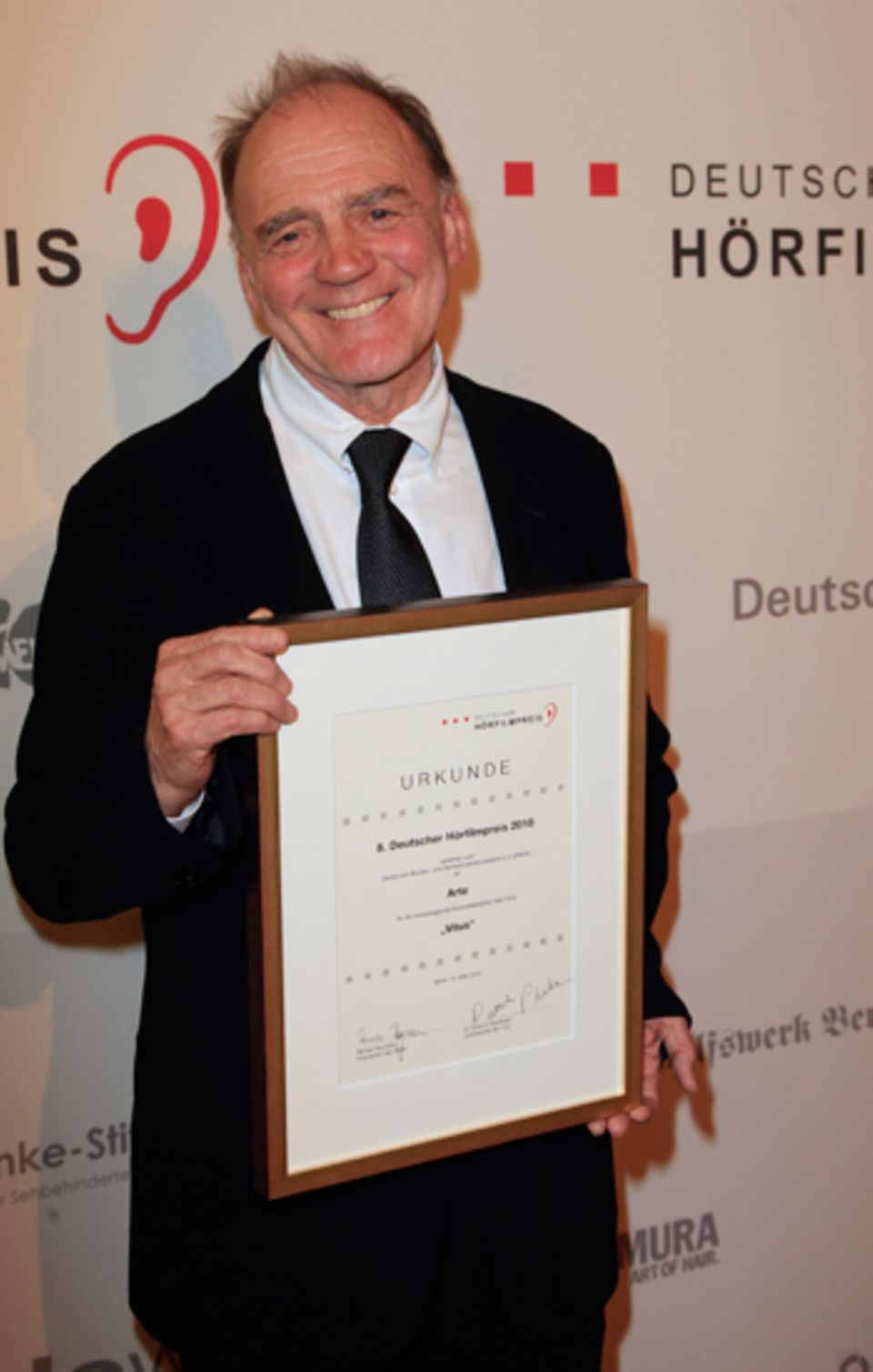 Bruno Ganz freut sich über seine Auszeichnung. Bruno Ganz freut sich über seine Auszeichnung.