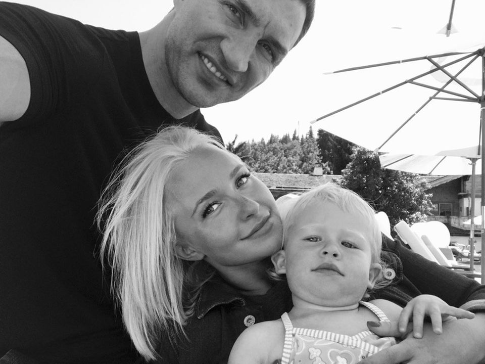 7. Juli 2016 Hayden Panettiere und Wladimir Klitschko strahlen vor Dankbarkeit über ihre kleine Familie. Kaya zaubert den beiden ein Dauerlächeln ins Gesicht.