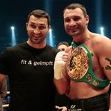 29. Mai 2010: Während sich Wladimir Klitschko über den Sieg seines Bruder Vitali freut ...