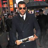 Ein Bild, wie aus einem Film: Dampfende Straßen im New Yorker Winter und entgegen kommt dir ein schöner Kerl mit perfekt sitzendem, blauen Mantel, enggeschnittener Hose und der klassischen Ray-Ban-Pilotenbrille. Schicker geht's kaum, Mr. Bradley Cooper.