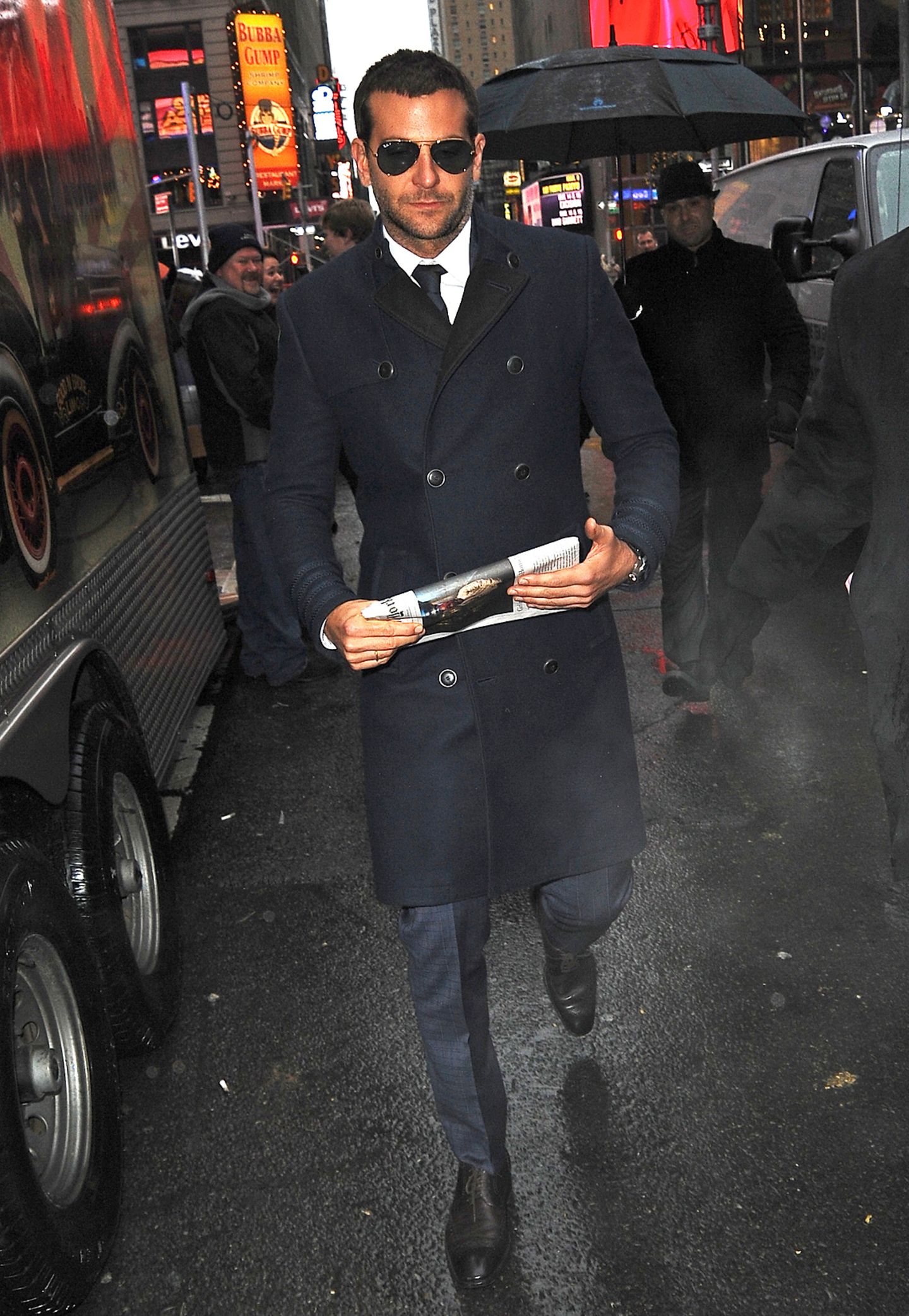 Ein Bild, wie aus einem Film: Dampfende Straßen im New Yorker Winter und entgegen kommt dir ein schöner Kerl mit perfekt sitzendem, blauen Mantel, enggeschnittener Hose und der klassischen Ray-Ban-Pilotenbrille. Schicker geht's kaum, Mr. Bradley Cooper.