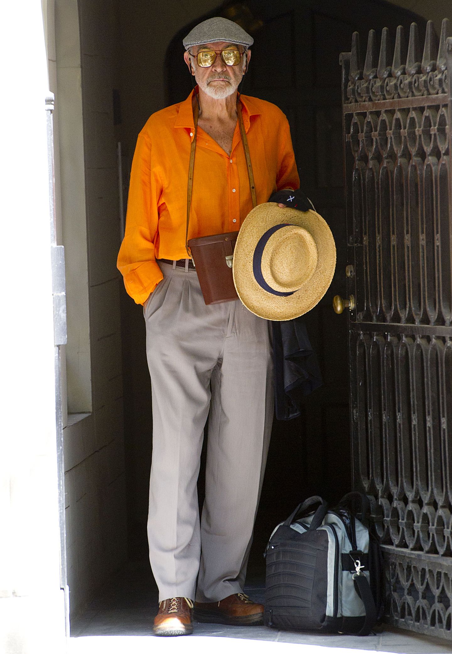 Auf dem Weg zu den US Open beweist Schauspieler Sean Connery mit knalligem Hemd, Sonnenbrille und Panamahut, dass er Coolness und lässige Eleganz noch immer nicht verlernt hat.
