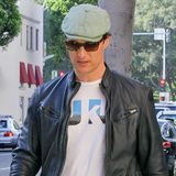 Raus aus dem weißen Oscar-Anzug, rein ins Alltagsoutfit: Matthew McConaughey legt hier besonders beim Schuhwerk Wert auf knallige Farben.