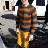 Gala Men: "True Blood"-Star Denis O'Hare traut sich mit senfgelber Hose und gestreiftem Pulli farblich mal etwas. Gut so!
