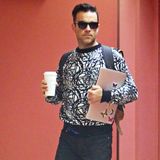 Kaum ist Robbie Williams Vater von Söhnchen Charlton Valentine geworden, trägt er einen modischeren Stil zur Schau. Mit hochgekrempelter Hose, grafischem Pullover und beigen Wildleder-Loafers spaziert er durch Los Angeles.