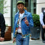 Pharrell Williams ist nicht nur eine musikalische Ausnahmeerscheinung, sondern auch eine modische. Sein Stil ist abwechslungsreich und überraschend, und kaum ein anderer könnte wohl mit einer Hawaii-Hemd-Lederjacken-Kombi so stylisch davonkommen.
