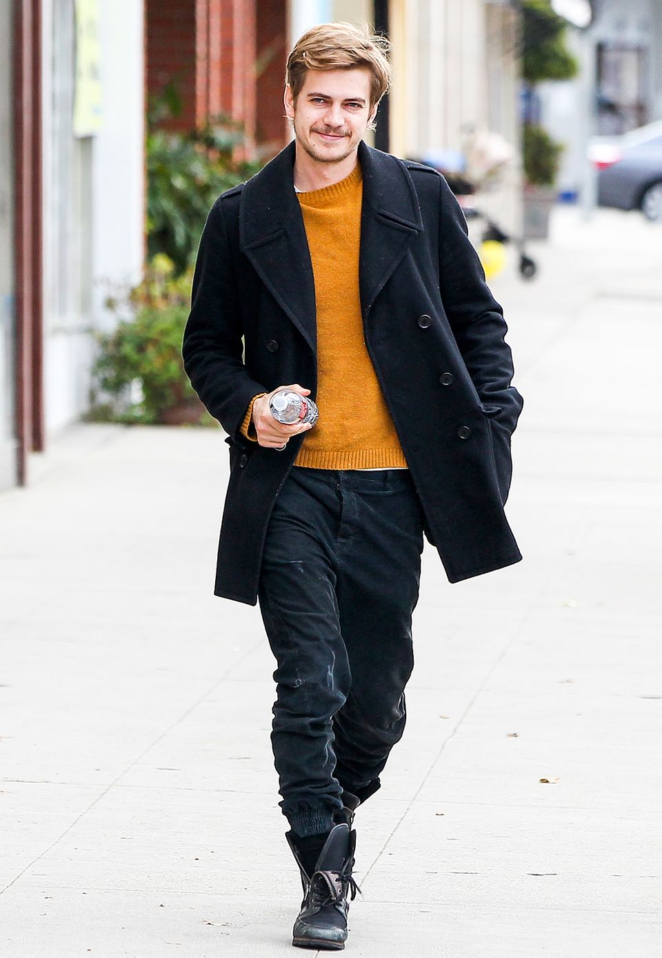 Leuchtende Farben mit Schwarz kombiniert sieht auch bei Männern schick aus. Hayden Christensen macht's vor. Leuchtende Farben mit Schwarz kombiniert sieht auch bei Männern schick aus. Hayden Christensen macht's vor.