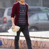 "Drive"-Star Ryan Gosling zeigt sich mit Cardigan, Jeans und T-Shirt in einem lässigen, aber sehr modischen Outfit.