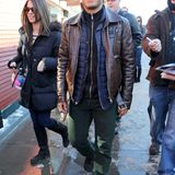 Gala Men: Keine Angst vor grünen Hosen: Gabriel Garcia Bernal macht's farblich richtig und zieht dazu seine braune Lederjacke an.