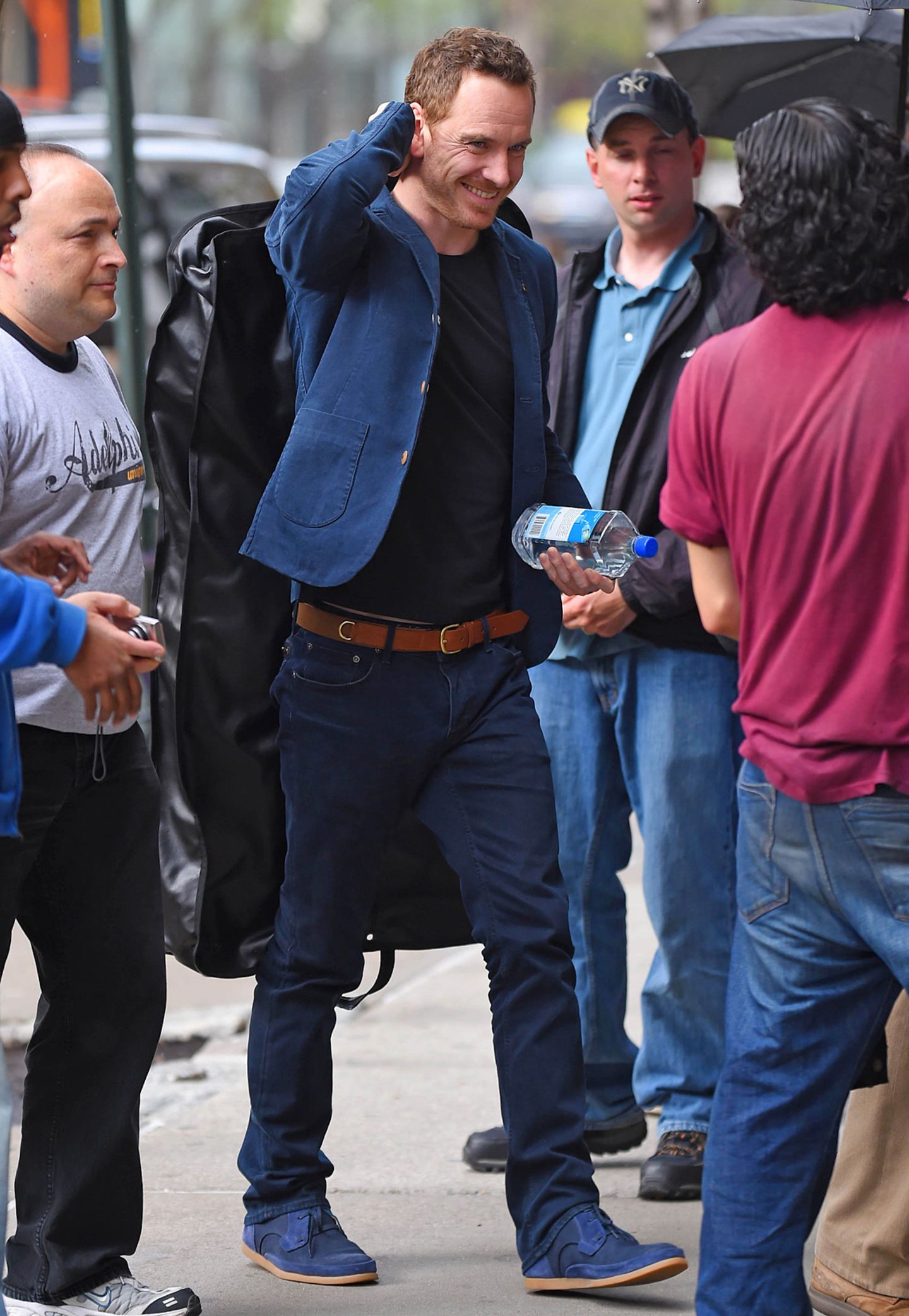 "X-Men"-Star Michael Fassbender hat den Blues, aber nur farblich gesehen. Ganz in Blau gekleidet und gut gelaunt ist er in New York unterwegs.