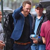 "X-Men"-Star Michael Fassbender hat den Blues, aber nur farblich gesehen. Ganz in Blau gekleidet und gut gelaunt ist er in New York unterwegs.