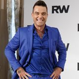 Robbie Williams macht blau: Im kobaltblauen Komplettlook promotet der smarte Entertainer seine anstehende Tournee. Seine knalligen Slipper sind zusätzlich sogar noch mit funkelnden Nieten besetzt.