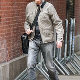 Musik-Ikone David Bowie hat seinen Ruf als Trendsetter bis heute nicht eingebüßt. Mit cooler Schiebermütze und verspiegelter Sonnenbrille ist er in einem steingrauen Outfit in New York unterwegs.