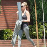 Charlize Theron schwört auf Yoga. Hier verläßt sie gerade ein Studio in Los Angeles.