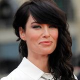 In "Game of Thrones" ist Lena Headey als Königin Cersei Lennister zwar dunkelblond, auf dem roten Teppich zeigt sie sich aber mit schwarzer Haarpracht und minimal rötlichem Schimmer.