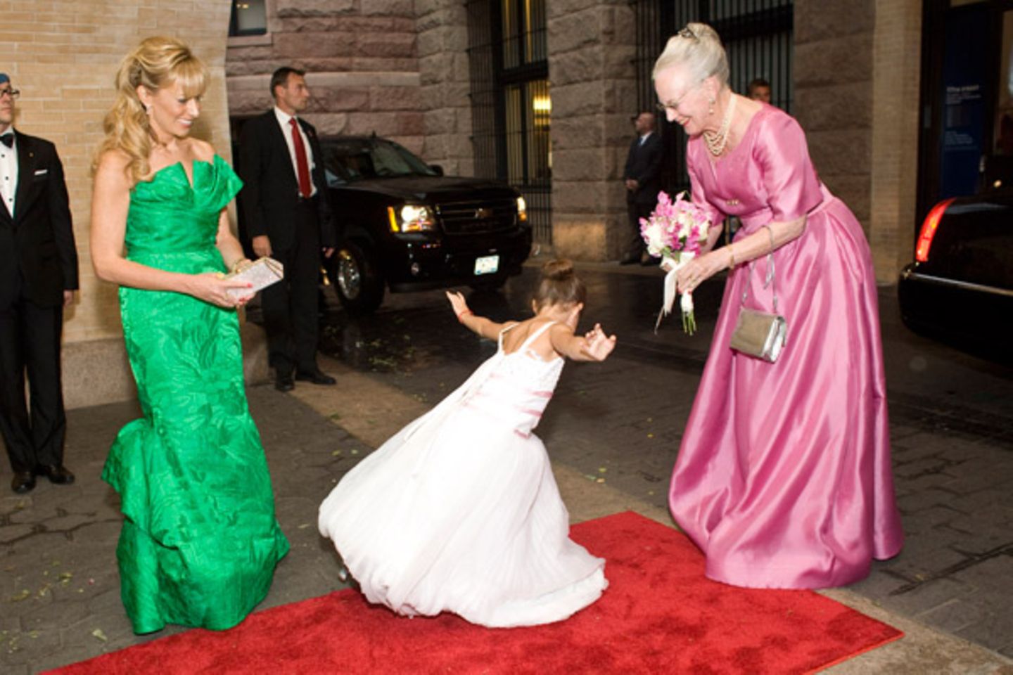9. Juni 2011: Königin Margrethe von Dänemark bekommt beim Staatsbesuch in den USA einen Blumenstrauß von der kleinen Tochter des