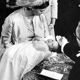 24. Juni 1968: Der kleine Prinz Frederik wird getauft: Margrethe ist damals noch Kronprinzessin, aber schon mit Prinz Henrik ver